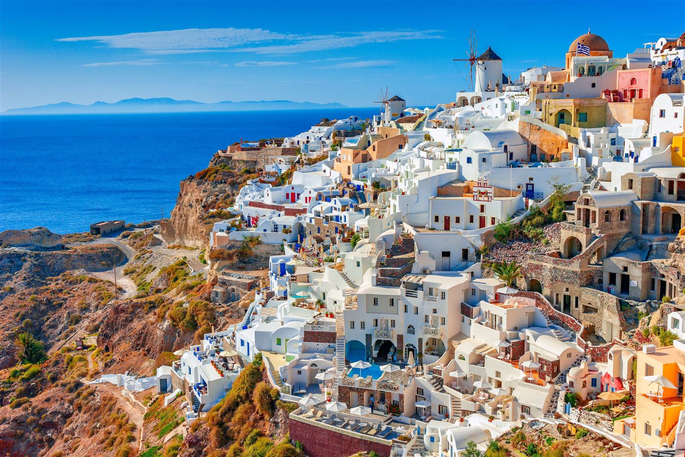Oia op Santorini met windmolens